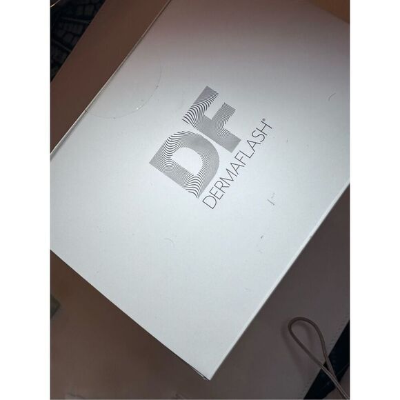 DERMAFLASH LUXE+Sonic Dermaplaning + Peach Fuzz Removal Set COLOR: blush - Picture 5 of 6